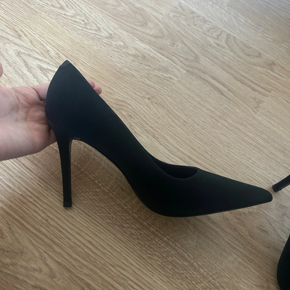 Svarta pumps med spetsig tå och klack - 4