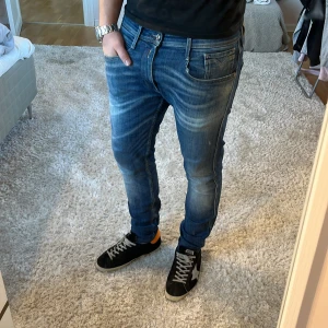 Replay anbass jeans  - Replay Jeans | skick 9/10 | Storlek 33/32 | Pris - 549kr | Modellen är ca 178cm lång | Hör av dig vid minsta fråga eller fundering!!