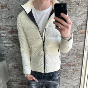 Woolrich jacka - Acceptabelt skick, fläckig och gulaktig. Storlek S passar dig som är mellan 178-185cm ungefär. Nypris ca 4000kr. Modellen är 185 cm, 79 kg. Passar bra nu till vintern. Skriv för mer information!🤝 