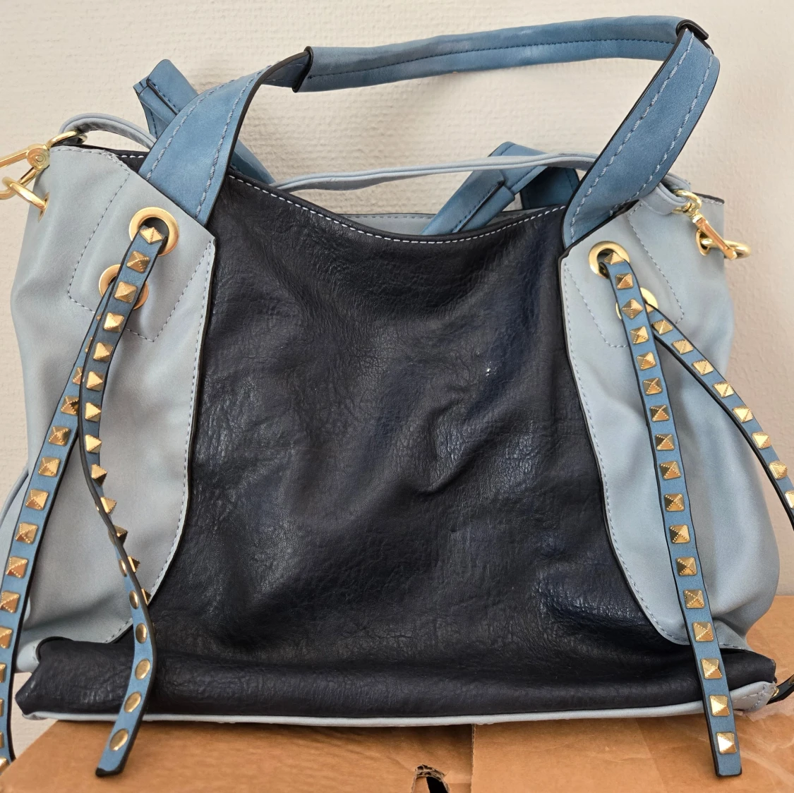 Blå axelväska med nitar