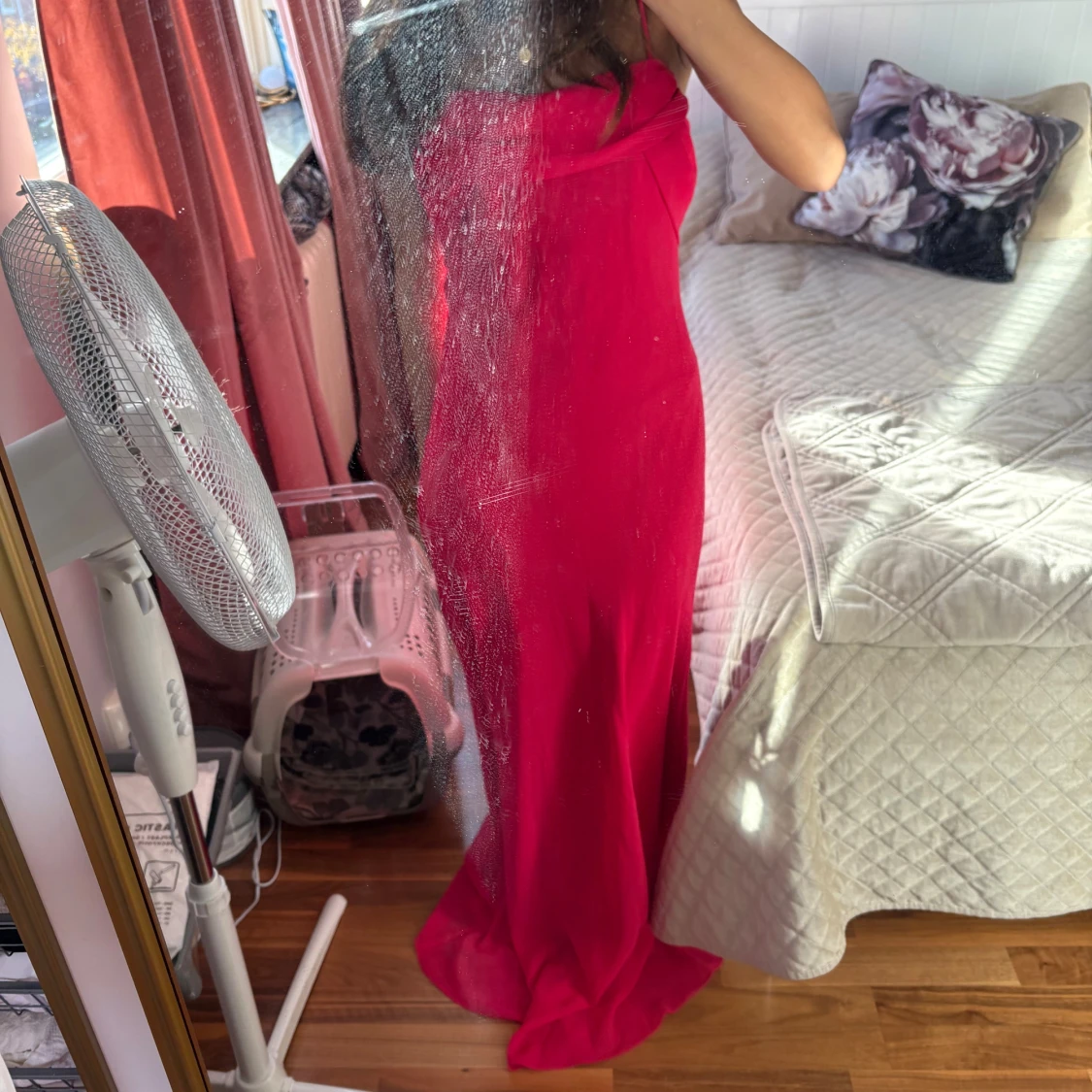 Lång rosa klänning med smala axelband - 3