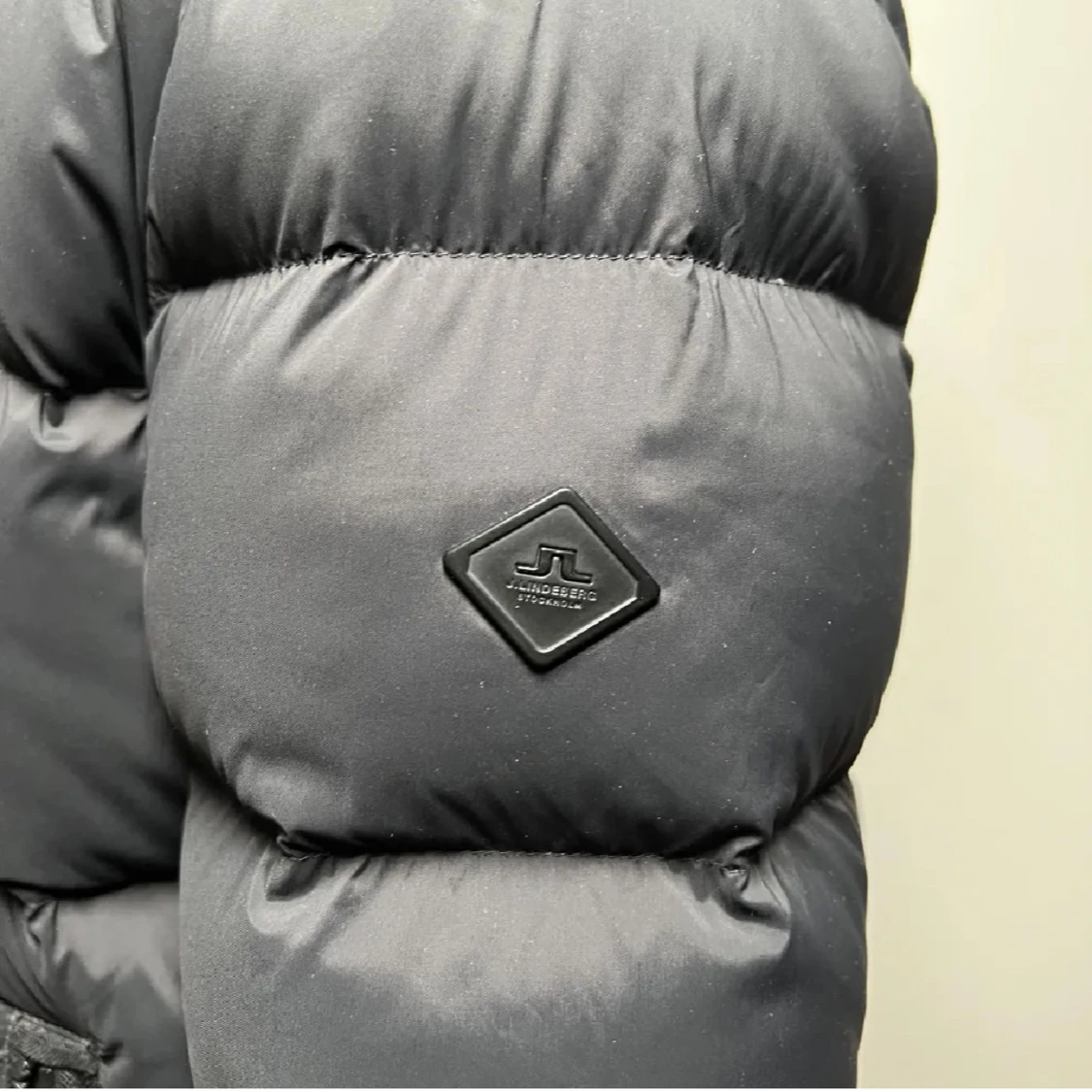 Svart dunjacka från J.Lindeberg - 2