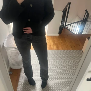 Gråa bootcut jeans från Zara - Snygga gråa jeans från Zara i bootcut-modell, storlek 40. 