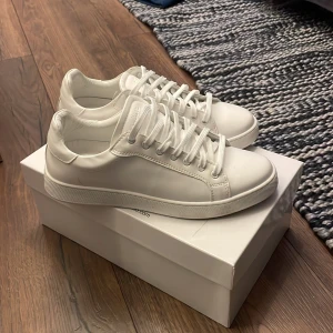 Vita skor - Vita skor. Pris kan diskuteras, orginalpris är 1000kr