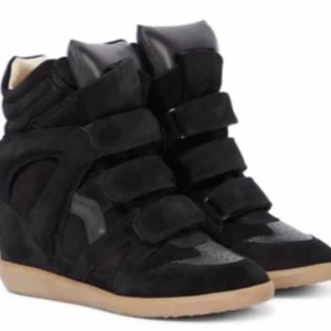 !SÖKER! Svarta Isabel marant 37 eller 38 - Jag söker ett par svarta Isabel marant skor i storlek 37 eller 38. Högst pris 1500kr. OBS endast äkta! Kontakta mig gärna om ni har sånna skor att sälja💕