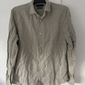 Riley skjorta - Väldigt snygg grå linne skjorta från Riley i använt men bra skick! Storlek M. Inga hål eller fläckar och väldigt skön och snygg passform. Tveka inte vid minsta fråga eller fundering😃