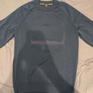 Hugo boss tröja - Tappat färg vid bröstet men ser lite ut som design