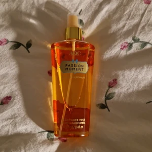 AQC Passion Moment Fragrance Mist - Fragrance mist med namnet Passion Moment, är en perfekt blandning av fräscht och sött.