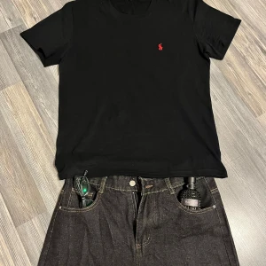 T-shirt - Hej, säljer nu mina svarta t-shirts som ligger och dammar i hyllan. Jag har 4 sådana tröjor i samma storlek. Passade rätt bra på mig(som har storlek L) fast satt lite tight som kommer se bra ut på dig som har bra muskler😅. Annars passar det perfekt för de som har Storlek M. Köper du fler t-shirts kan du få 15% rabatt.