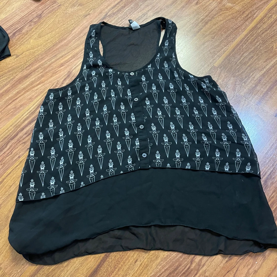 Svart linnetopp med mönster från Divided - 1