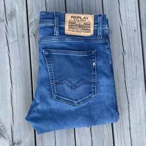 Replay jeans  - Säljer dessa feta Replay jeansen!                 Storlek : W32 L32 | Skick 9/10 | Modell~Jondrill Kan gå ned i pris vid snabb affär🔥