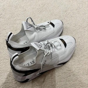 Guess vita sneakers - Säljer dessa snygga skor som aldrig kommit till användning. De är från Guess i storlek 39, köptes för 1095. Perfekt skick, aldrig använda 💗