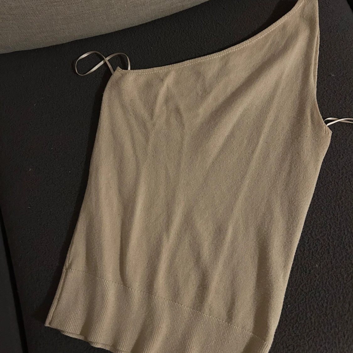 Beige stickad oneshoulder topp - 1