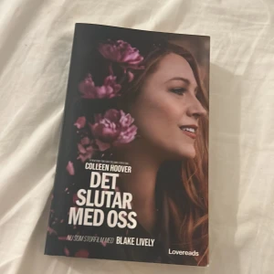 Det slutar med oss - En gripande och känslosam roman om Lily, som flyttar till Boston och öppnar en blomsterhandel. Hon möter Ryle, en charmig kirurg, men gamla minnen och relationer hotar hennes nya liv. Perfekt för dig som gillar starka berättelser om kärlek och självupptäckt.