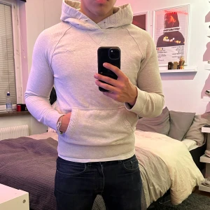 Hollister hoodie, S - Beige Hollister tröja i storlek S. Riktigt bra skick för sin ålder, skick (9/10). Riktigt snygg och soft kofta nu till hösten🍂🍁. Skriv om ni är intresserade 🙌🏻