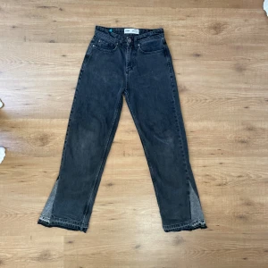 Flared jeans svarta 26/30 - Svarta jeans från FSBN som jag sytt om till flared jeans.  ⭐️ Condition: 7/10 (Worn hems and fading) 🎲 Size: 26/30 📦 Snabb och Försiktig leverans