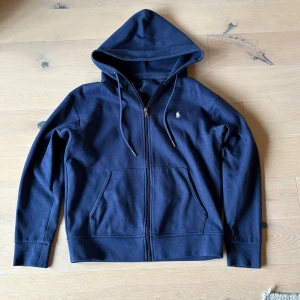 Ralph lauren zip - Hej! Säljer denna ralph lauren zip i storlek small. Vet inte om äkthet då den är köpt på plick. Skriv ifall ni har några frågor 