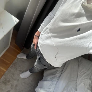 Polo Ralph Lauren hoodie - Riktig fet hoddie vit från polo Ralph lauren, riktigt bra pass form med en luva👀 Passar nån 160-175 cm💯💯 Hör av dig vid funderingar✌️