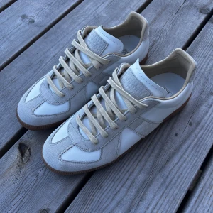 Maison margiela gats - Hej! Jag säljer ett par Maison Margiela GATs i fint skick, storlek 44 EU. De köptes direkt från hemsidan för 6450 kr (det var enda stället som hade storleken inne då). Kvitto finns självklart, men tyvärr har  lådan försvunnit. Dem är äkta.