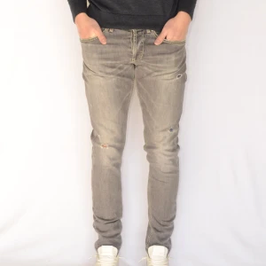 Dondup Jeans  - DONDUP JEANS  Storlek : W33  Modell : George  Mått : A = 43CM - B = 105CM  Användning : Jeansen är i fint skick utan defekter   Nypris : cirka 3500SEK  Modellen på bilden är 182CM och väger 76KG