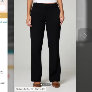 Low waist kostymbyxor bikbok - Stilrena svarta kostymbyxor med raka ben och klassisk passform. Byxorna har hällor för bälte, diskreta fickor och stängs med dragkedja och knapp. Perfekta för en clean och snygg look.