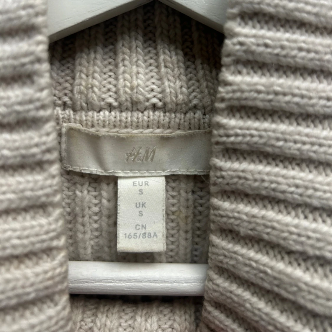 Beige stickad polotröja från H&M - 1