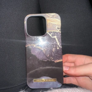 iDeal of Sweden MagSafe mobilskal - Elegant mobilskal med marmormönster från iDeal of Sweden, kompatibelt med MagSafe. Skalet är i fint skick utan synliga repor eller skador. Ger både stil och skydd till din iPhone. Perfekt för dig som vill kombinera design och funktion. Är till iPhone 14 Pro 