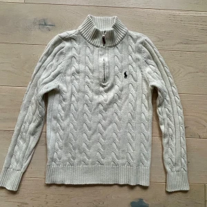 Ralph louren kabelstickad zip hoodie - |ralph louren zip tröja| |fint skick| | storlek S | nypris: ca 2000 | skriv för fler frågor och bilder så finns jag redo| mvh Liam😇👍🏽