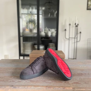 Christian Loubitins gråa - Hej 👋!!, säljer mina i princip nya loubs pga att jag har växt ut dom. Han inte använda dom så många gånger tyvärr. Storlek 44, jättefin grå färg och ser nästan helt nya ut. Pris kan diskuteras vid snabb affär