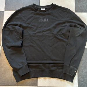 Svart sweatshirt från Puma i bomull - Svart puma tröja storlek M. Den är i fint skick men ganska använd säljer den för 400kr men kan förhandla lite och skiv så kan jag skicka flera bilder 