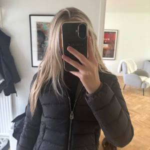 Svart pufferjacka från colmar  - Säljer en svart pufferjacka från Colmar med dragkedja framtill och logga på ärmen. Jackan har en klassisk pufferdesign och är perfekt för kyliga dagar och riktigt snygg till alla outfits. 💕💕