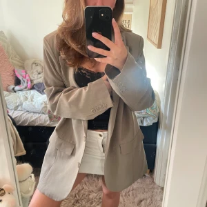 Beige kavaj Nakd - Så snygg oversized kavaj från NAKD, snygg beige färg och passar till mycket! Denna är i storlek 34 och är lite för oversized på mig och jag är 162cm lång för referens. Hade velat ha den lite mindre så därför säljer jag! 