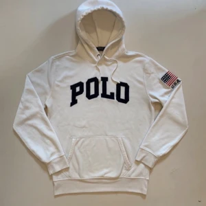 Vit polo Ralph lauren hoodie S - Vit polo Ralph Lauren hoodie (Storlek S) Mycket bra skick //  Pris kan diskuteras //  Skriv vid minsta fråga eller fundering💯🤝