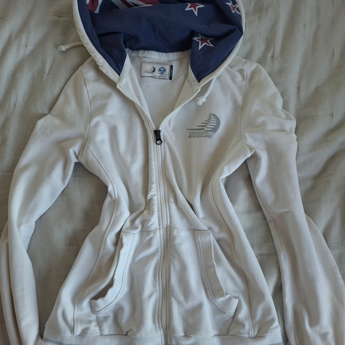 Vit hoodie Emirates Team NZ