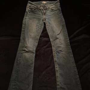 Blå bootcut jeans från Gina Tricot - Snygga blå jeans från Gina Tricot i storlek 158. Modellen har bootcut form, dubbla knappar i midjan och är low waist. Har använd dom cirka 10ggr. Säljer dom pga kommer inte till användning.❤️😊