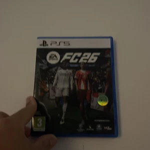 EA Sports FC 26 PS5 - Säljer EA Sports FC 26 till PlayStation 5. Spelet är helt ny aldrig använts , både fodral och skiva är utan synliga repor eller skador. Perfekt för dig som vill spela det senaste fotbollsspelet på PS5. Levereras komplett med originalförpackning. Säljs pgd av har ps5 digital visste inte det när ja köpte min fc26 skiva