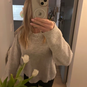 Grå stickad tröja  - Grå stickad tröja köpt från Gina Young i storlek 170 (brukar ha xs/s i vanliga fall) 