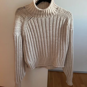Beige ribbstickad polotröja H&M - Säljer en beige ribbstickad polotröja från H&M i storlek S. Tröjan har högre krage, lång ärm. 