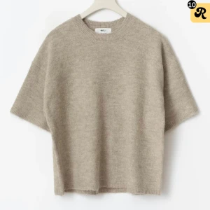 Stickad kortärmad - Supersöt stickad kortärmad från Gina. Osäker på om de är den exakta färgen, men annars kontakta för en bild på tröjan. Storlek XS. Använt 5 gånger typ