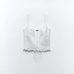 Vit broderad korsettopp Zara M - Supersöt vit korsettopp från Zara med smala axelband, broderade små blommor och snörning framtill. Har tyvärr aldrig kommit till användning, därav jag säljer den🤍Toppen är från zara i storlek M med lappen kvar. Nypris 329kr, säljer för 150kr🫶🏽