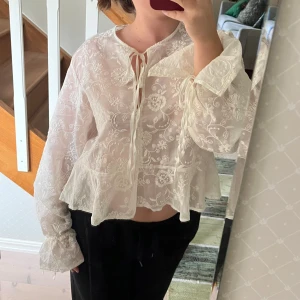 Fin blus - Magiskt fin blus från Mango. Nypris 599 kr. Endast använd 2 gånger, nyskick!!