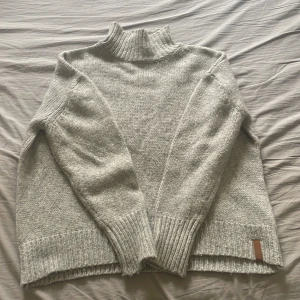 Grå stickad polotröja Alpackablend - Mysig grå stickad polotröja från Lager 157 i storlek M. Tröjan har hög krage, ribbade muddar och är tillverkad i en mjuk blandning av akryl, nylon och alpacka. Perfekt för kyliga dagar och enkel att matcha med jeans eller kjol. Köpt för nått år sen så finns ej att köpa längre❤️ Lite nopprig 