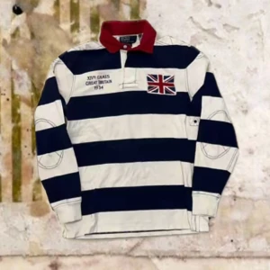 RalphLauren RugbyTröja - Tjena! Säljer denna riktigt feta och sällsynta RalphLauren rugby tröjan, tröjan är i fint begagnat skick och är i storlek Large, hör av dig vid funderingar!🙌