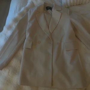 Blazer från bikbok - En beige blazer ifrån Bikbok i storlek XS, köpt för något år sedan men väldigt lite använd. Ser ut som ny💕