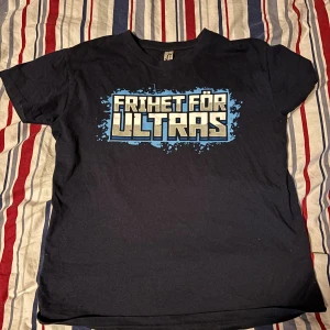 Frihet för ultras tisha - Har denna frihet för ultras tishan, byter den emot nån skön hoddie från sofialäktaren så skicka iväg ett dm om du har något o byta