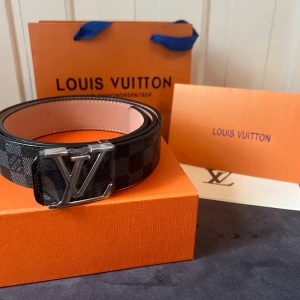Äkta Louis Vuitton Bälte - Voyage 35 Marron Säljer ett exklusivt och 100% äkta Louis Vuitton-bälte. Modell: M9839U CE. Voyage 35 Marron 90 Nypris: 5 200 kr (kvitto finns och medföljer som bevis på äkthet).  🔹 Material: Premiumläder med ikonisk LV-detaljer 🔹 Färg: Svart (Marron) med silverfärgat spänne 🔹 Storlek:44–110 🔹 Skick: Ny skick(helt nytt) 🔹 Levereras med originalförpackning & kvitto  Perfekt för dig som vill ha orten still eller grisch, eller bara vill ha en lyxig still som passar till allt. SKRIV FÖR INFO!!!!!!!