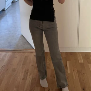 Grå flared jeans från Gina tricot  - Snygga grå jeans från Gina Tricot i storlek 32. Modellen är flared/bootcut. Jeansen är tillverkade i mjukt denimtyg och har en stilren look som passar till allt.
