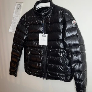 Moncler jacka nyskick  - Ny jacka köpt på NK passar mellan  S-M några frågor skriv bara, Priset är inte hugget i sten 