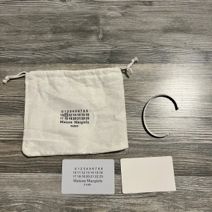 Armband - Hej säljer nu min fina armband. Den är helt ny men saknar boxen. Man kan justera storleken på den så borde passa till de flesta! Den är inte silver!