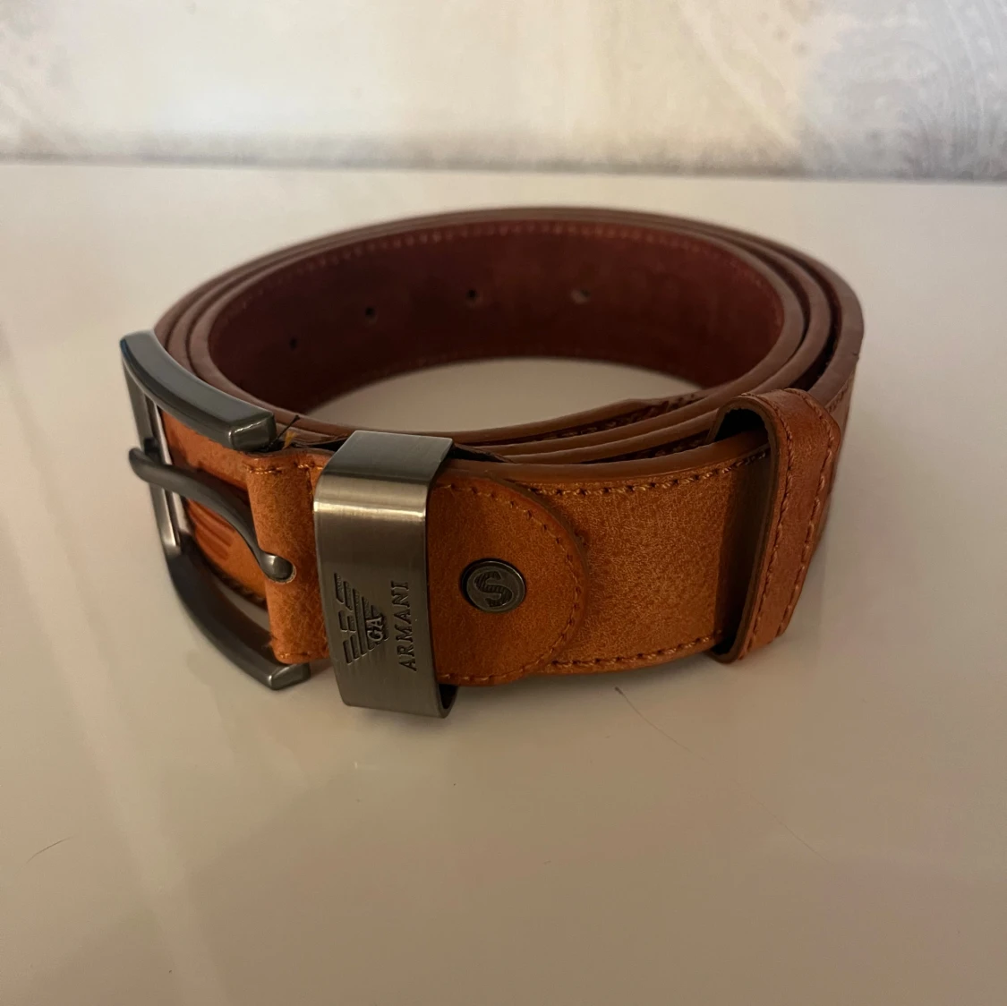 Brunt skärp från Armani i skinn